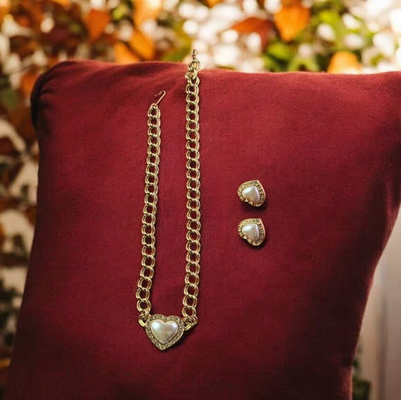 Avon Vintage Gold Tone Fuax Pearl Heart Rhinestones Earrings Necklace Set - Picture 8 of 17